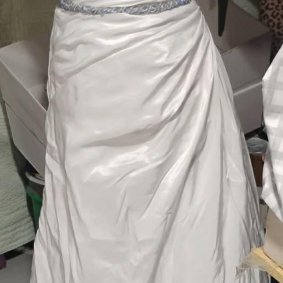 Elegant White Satin Skirt - Picture 2 of 4